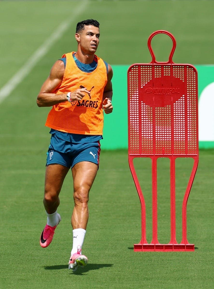 O craque Cristiano Ronaldo em treino de Portugal