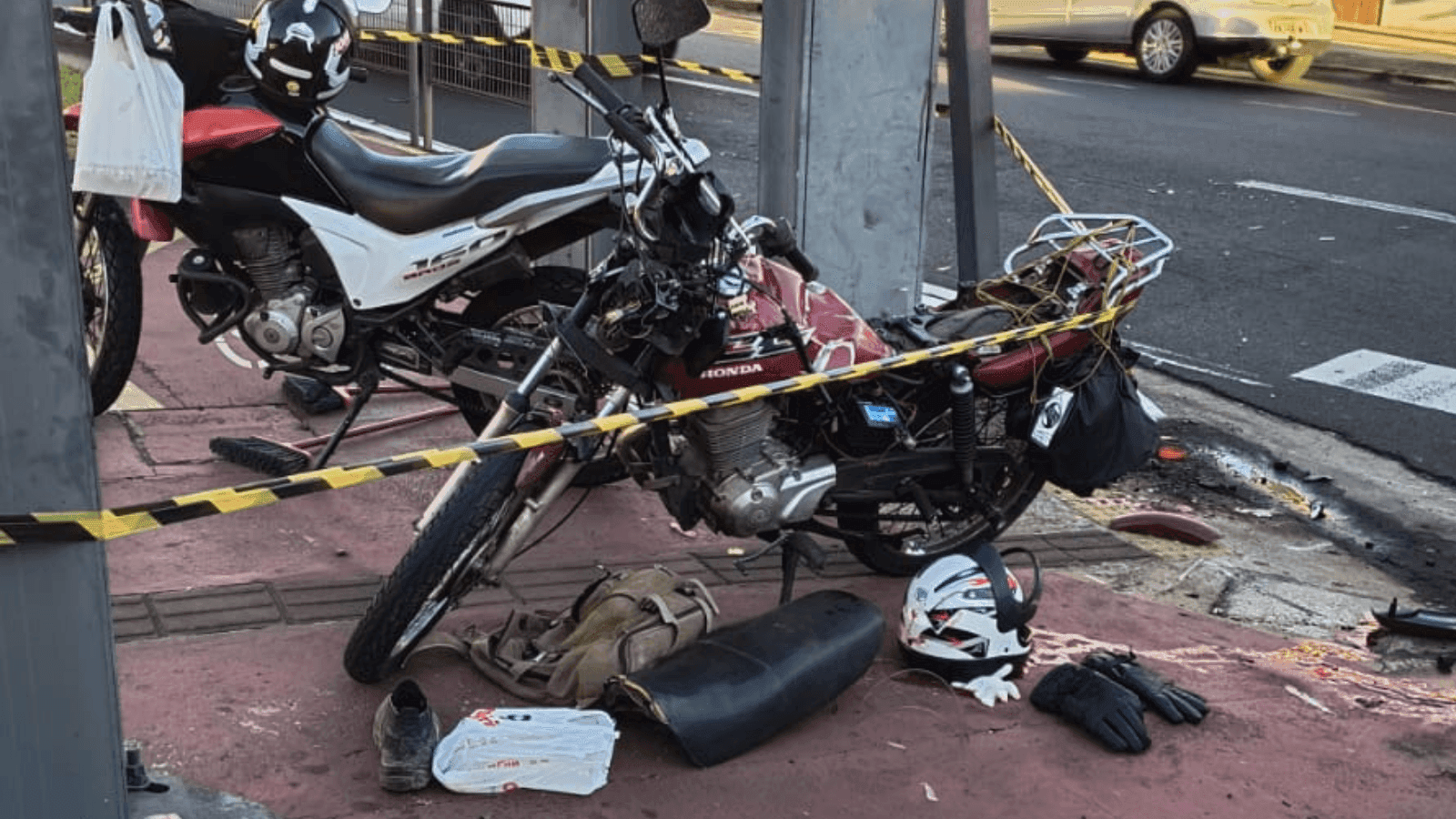 O impacto jogou o motociclista no canteiro da avenida