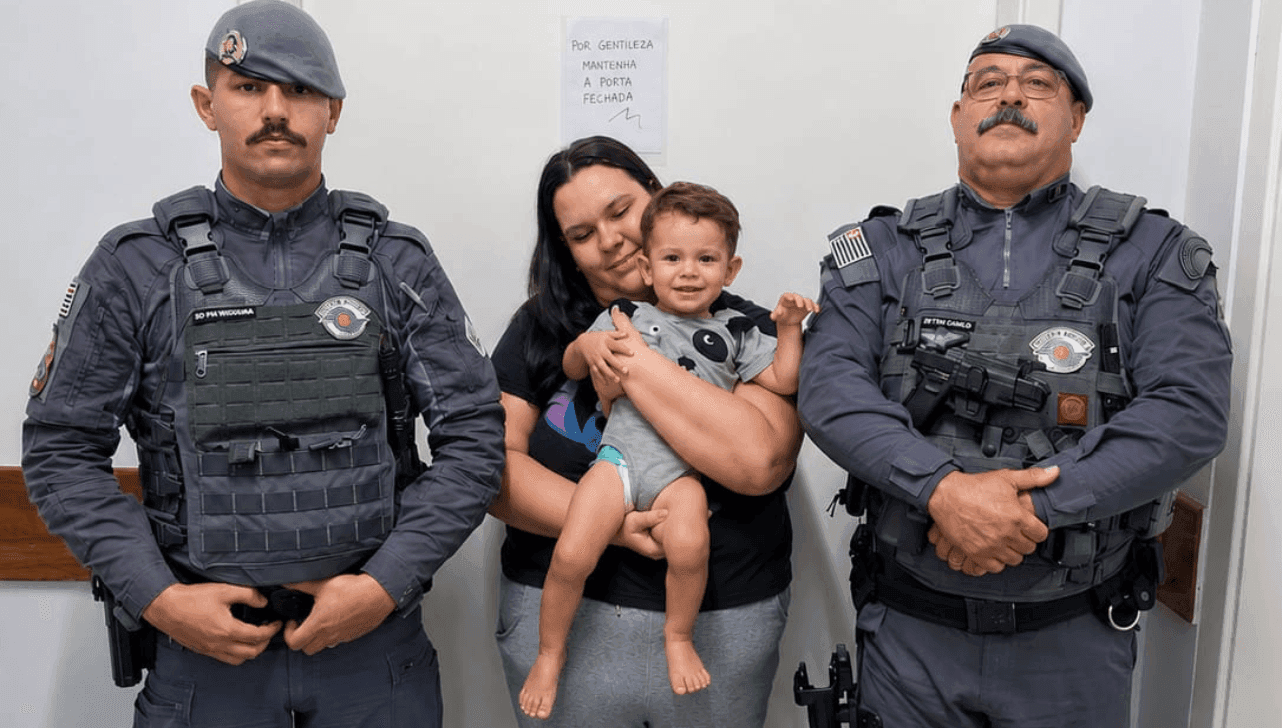 Policiais militares salvam bebê de 1 ano que se engasgou em Rio Claro