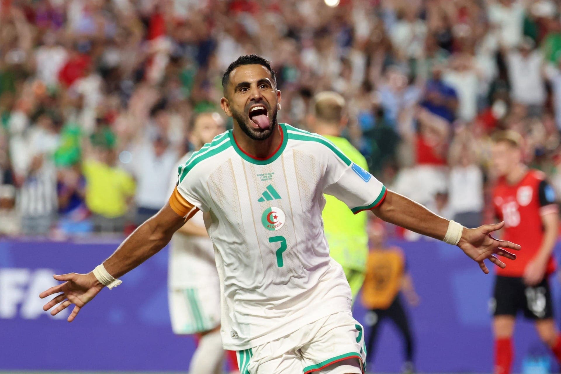 Riyad Mahrez comemora gol anotado contra a Áustria pela Copa do Mundo