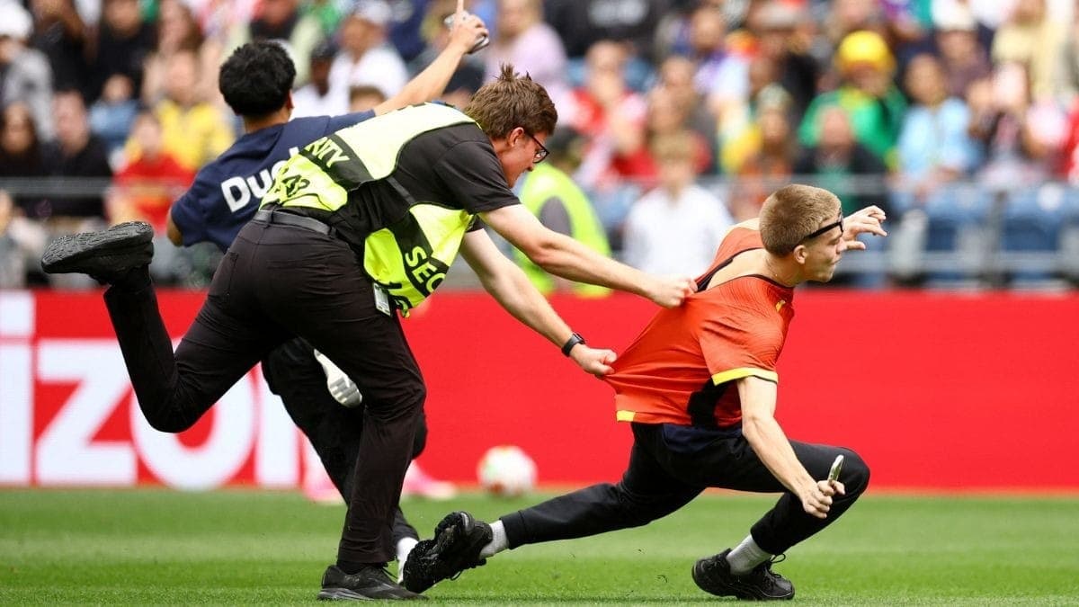 Torcedor é contido após invadir o campo de Bélgica x Senegal