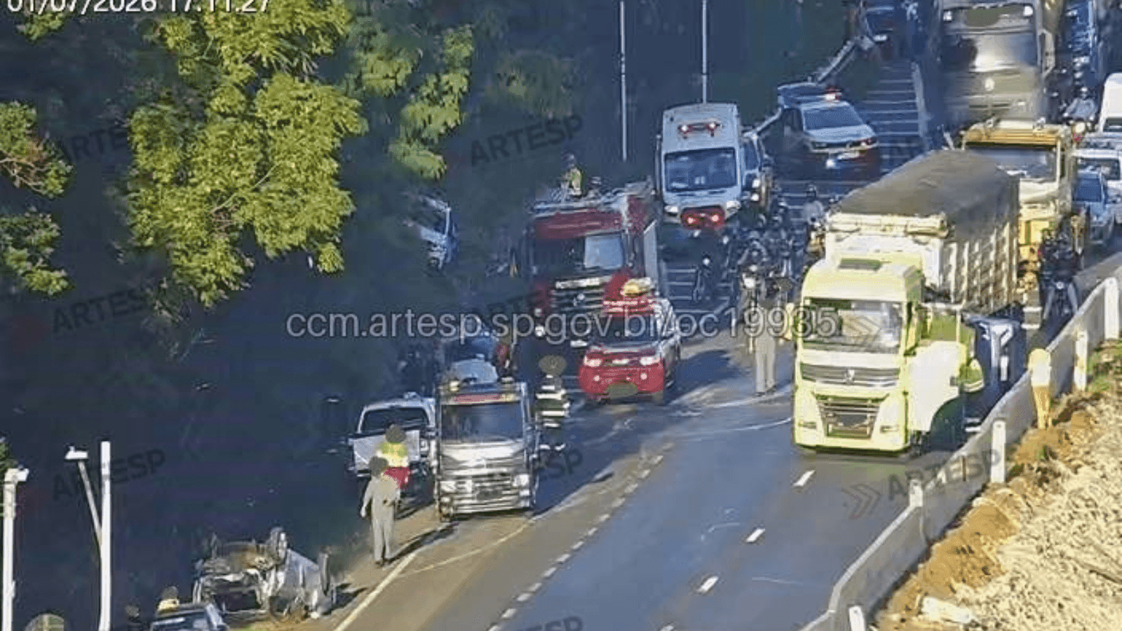 A batida foi entre seis carros e um caminhão