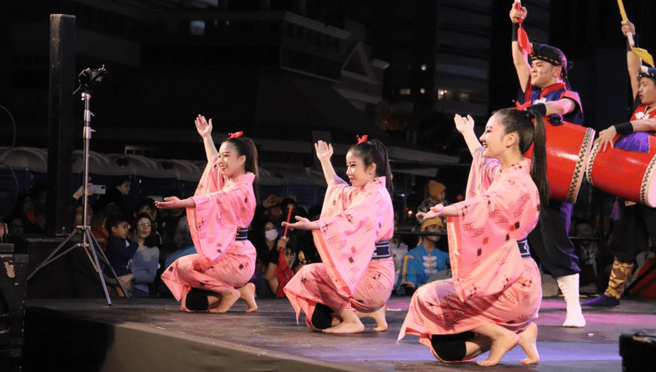Apresentações culturais, como o taiko, fazem parte da programação