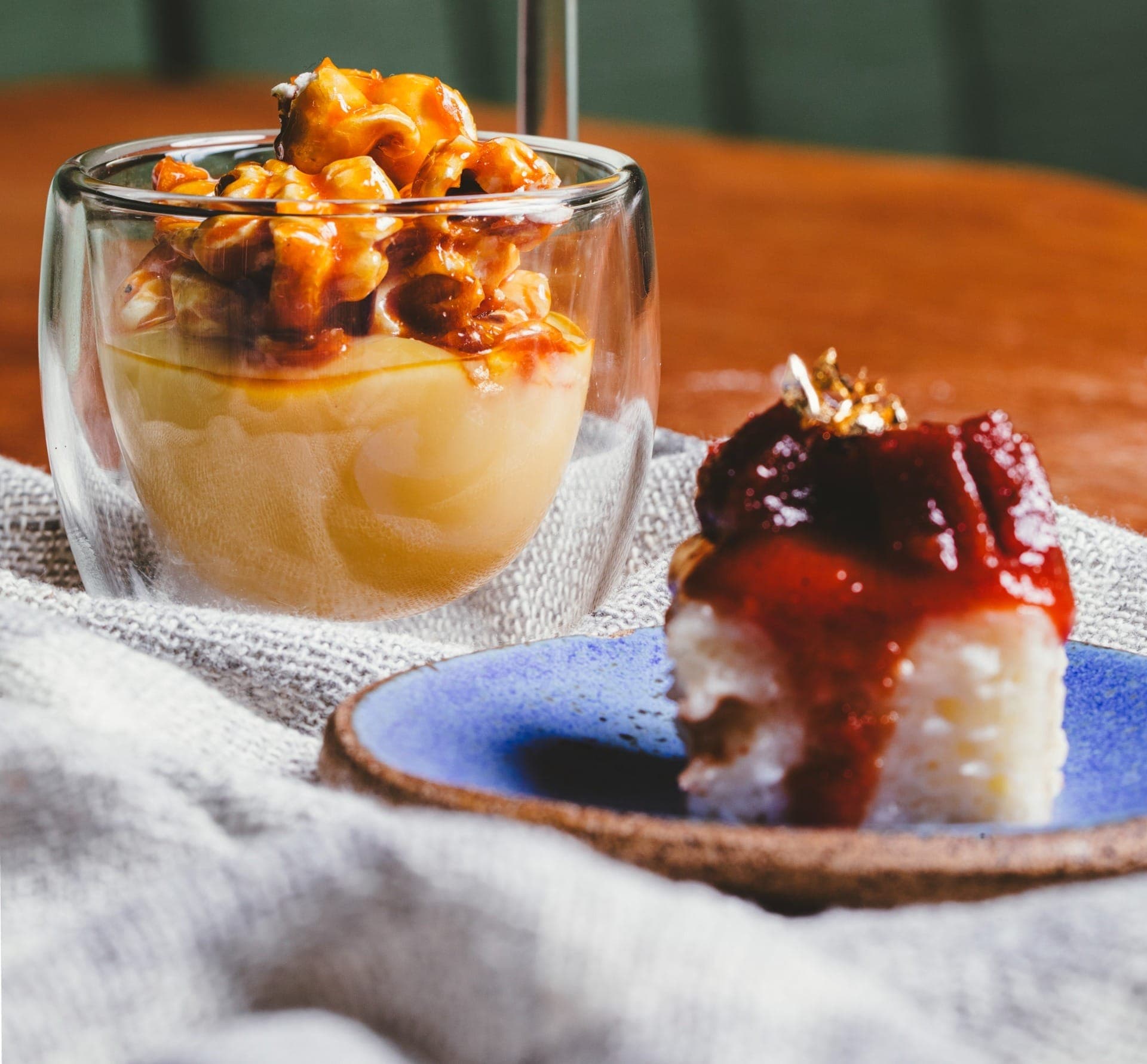 Dadinho doce de tapioca com goiabada e creme de milho com pipoca caramelizada