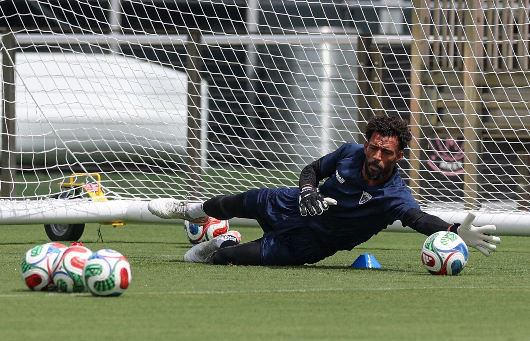Goleiro Vozinha em treino de Cabo Verde