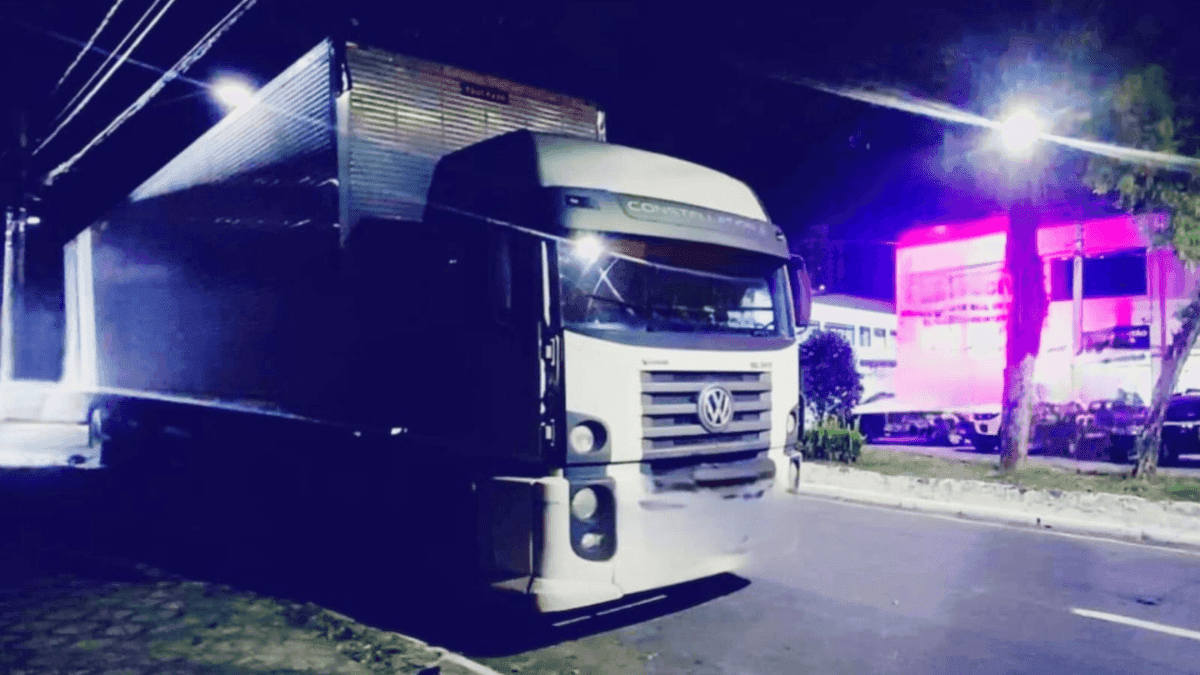 Motorista de caminhão que arrastou carro de idosa é procurado pela polícia