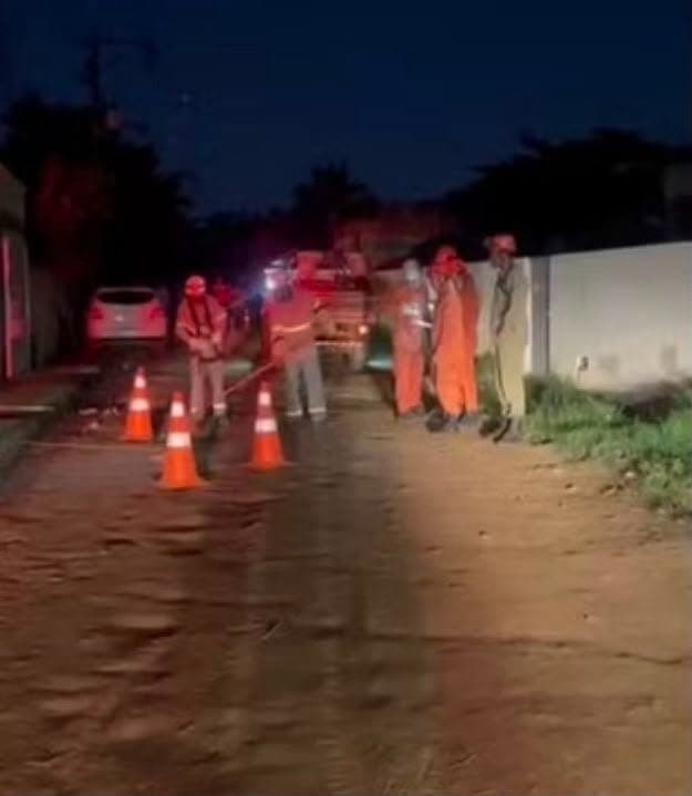 Bombeiros próximos do local onde pai e filho foram vistos mortos eletrecutados juntos