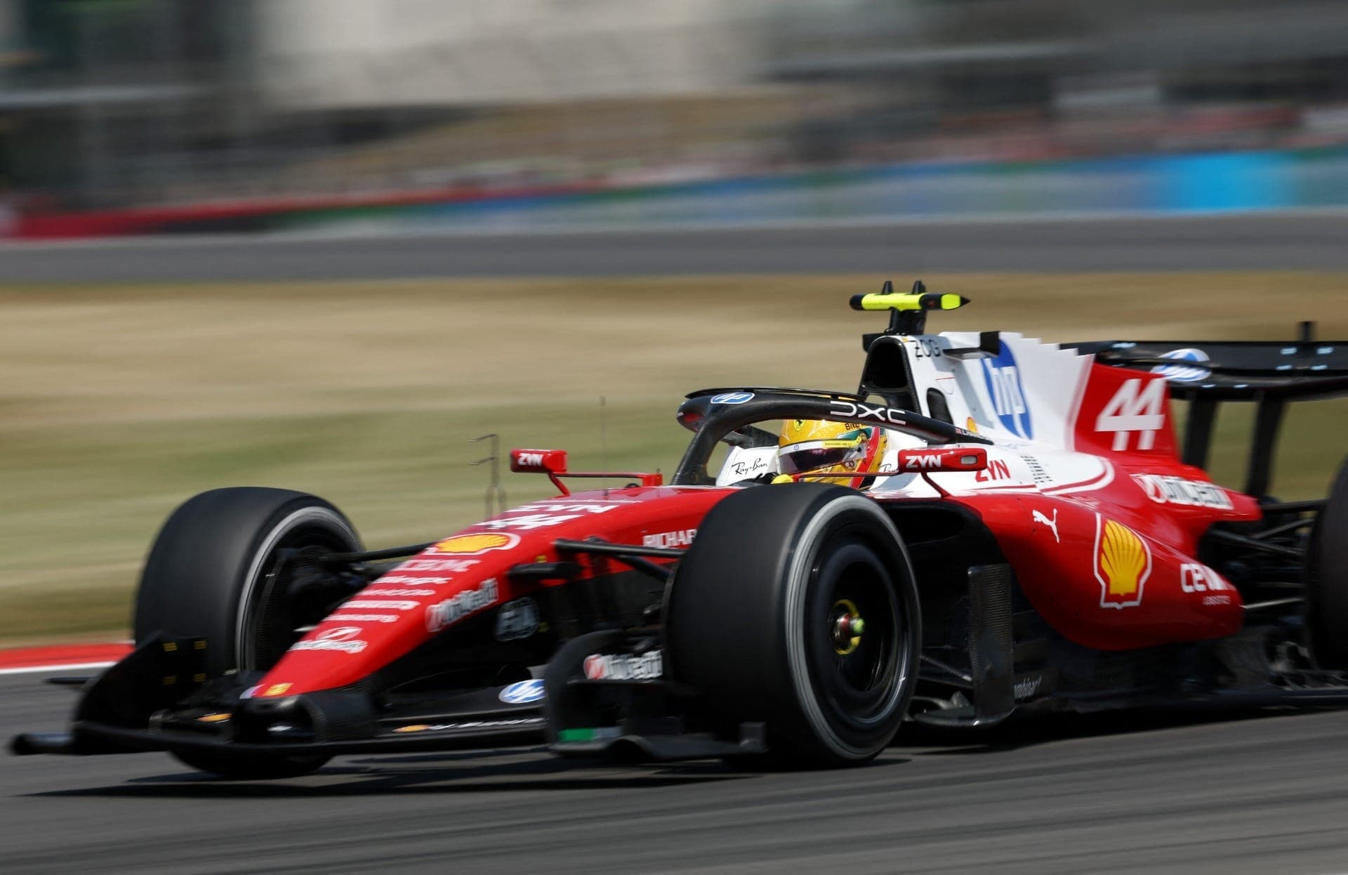 Hamilton lidera TL1 em Silverstone e coloca Ferrari no topo em casa