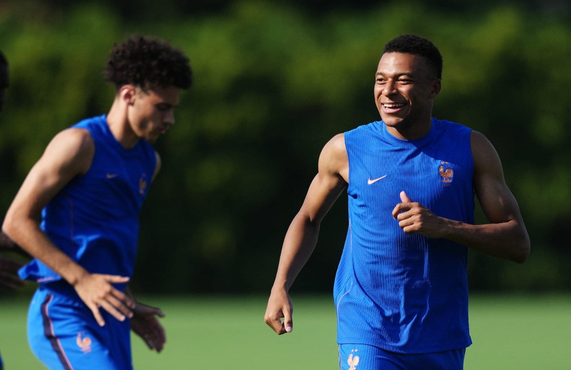 Mbappé durante treino da França