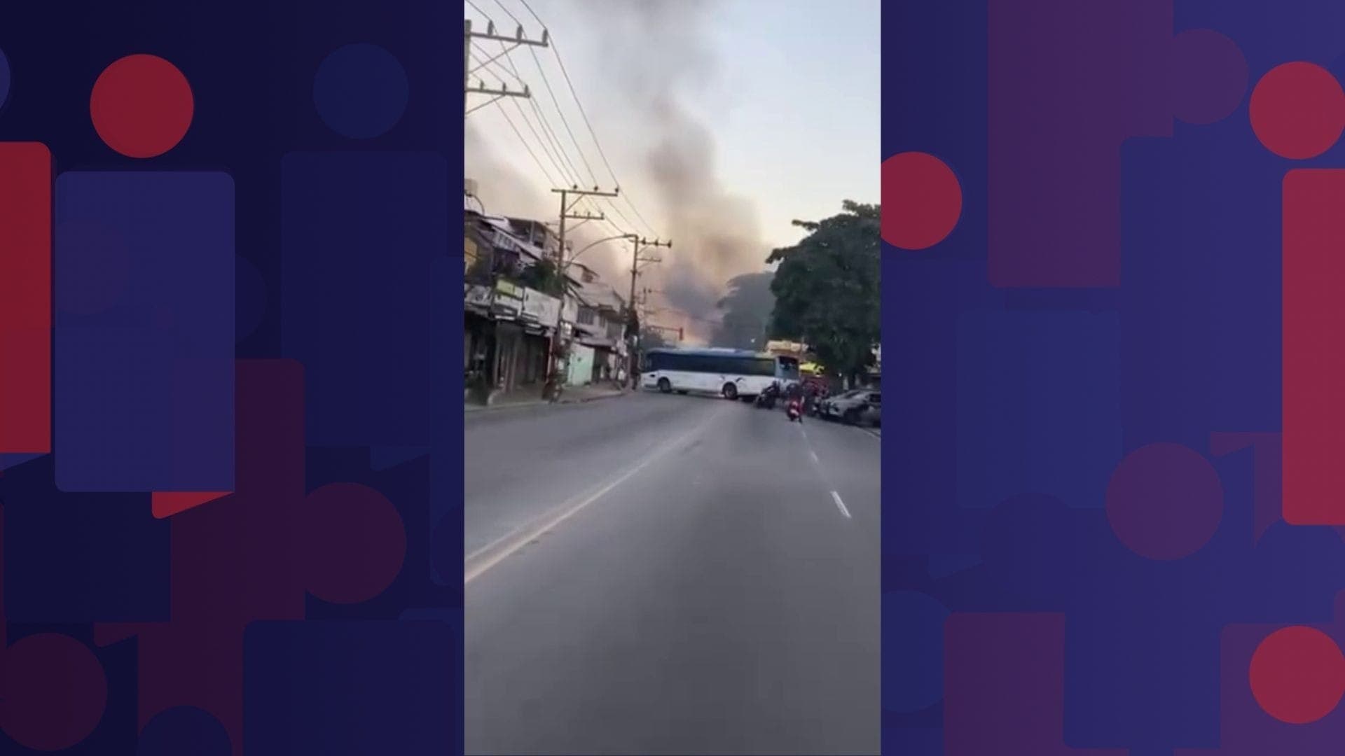 Ônibus sendo usado como barricada