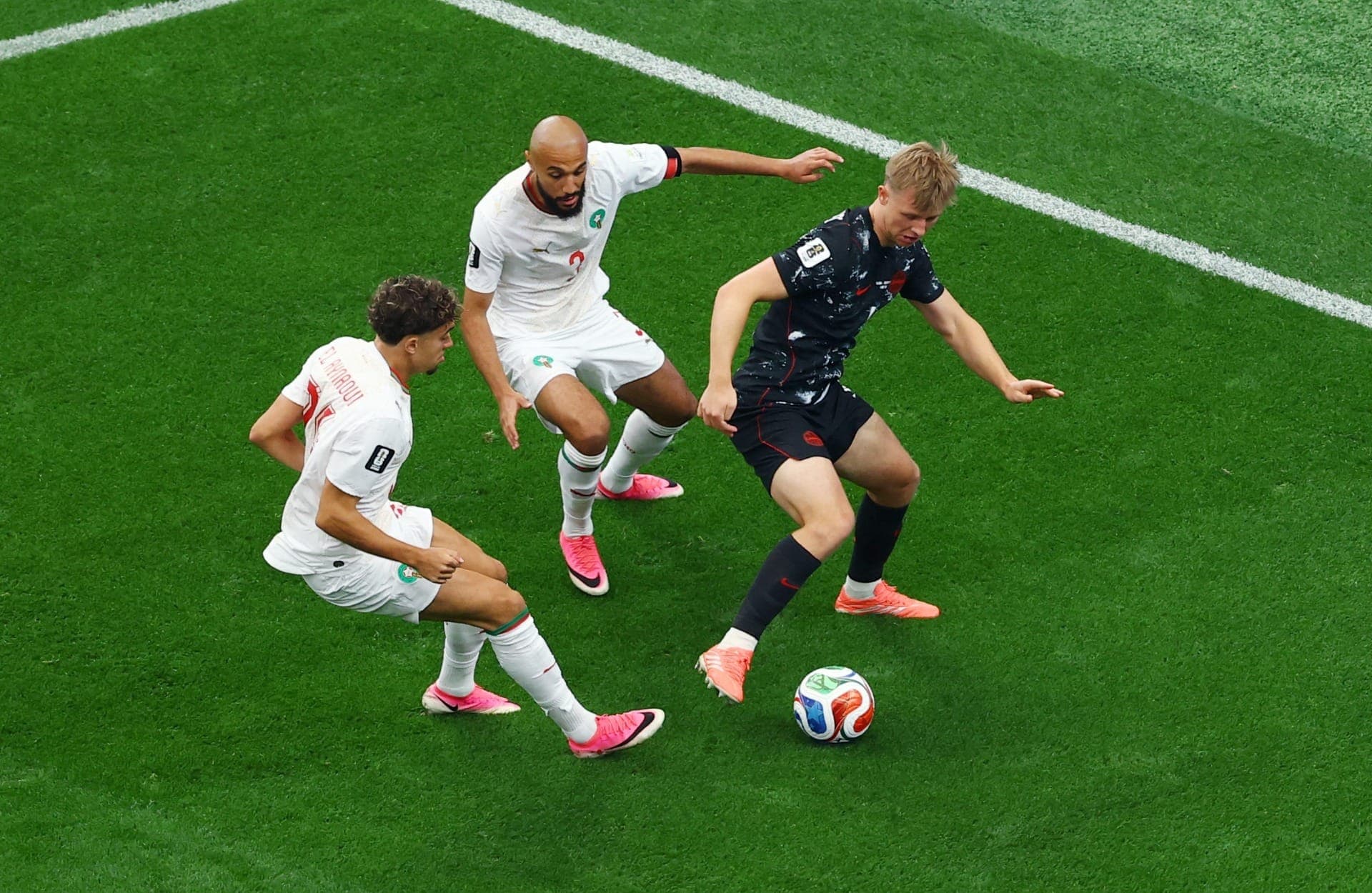 Jogadores do Marrocos e do Canadá disputam bola durante partida das oitavas de final da Copa do Mundo 2026