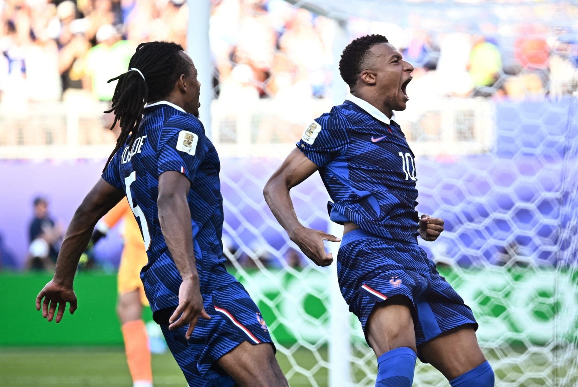 Mbappé comemora gol da França sobre Paraguai