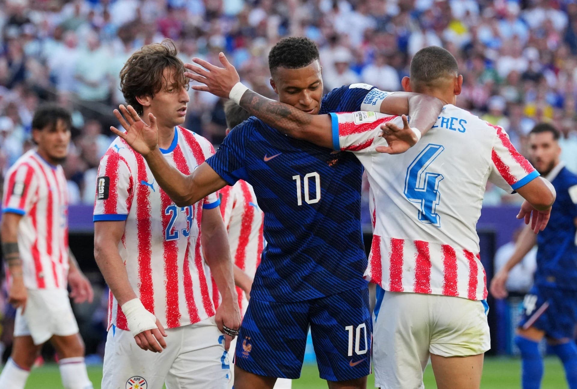 Mbappé encara catimba do Paraguai