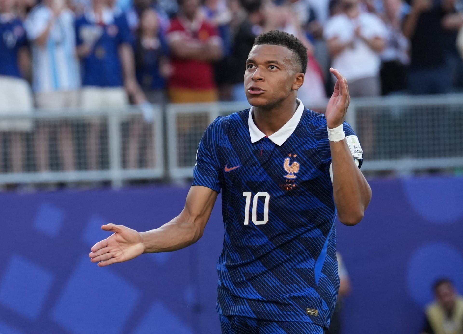 Mbappé marca pênalti contra Paraguai