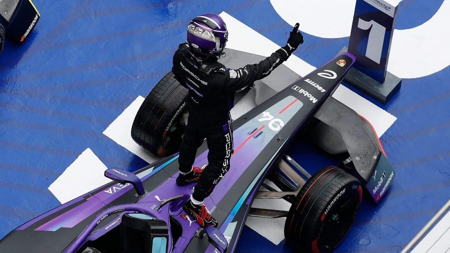 Pascal Wehrlein comemora a vitória em Xangai pela Fórmula E
