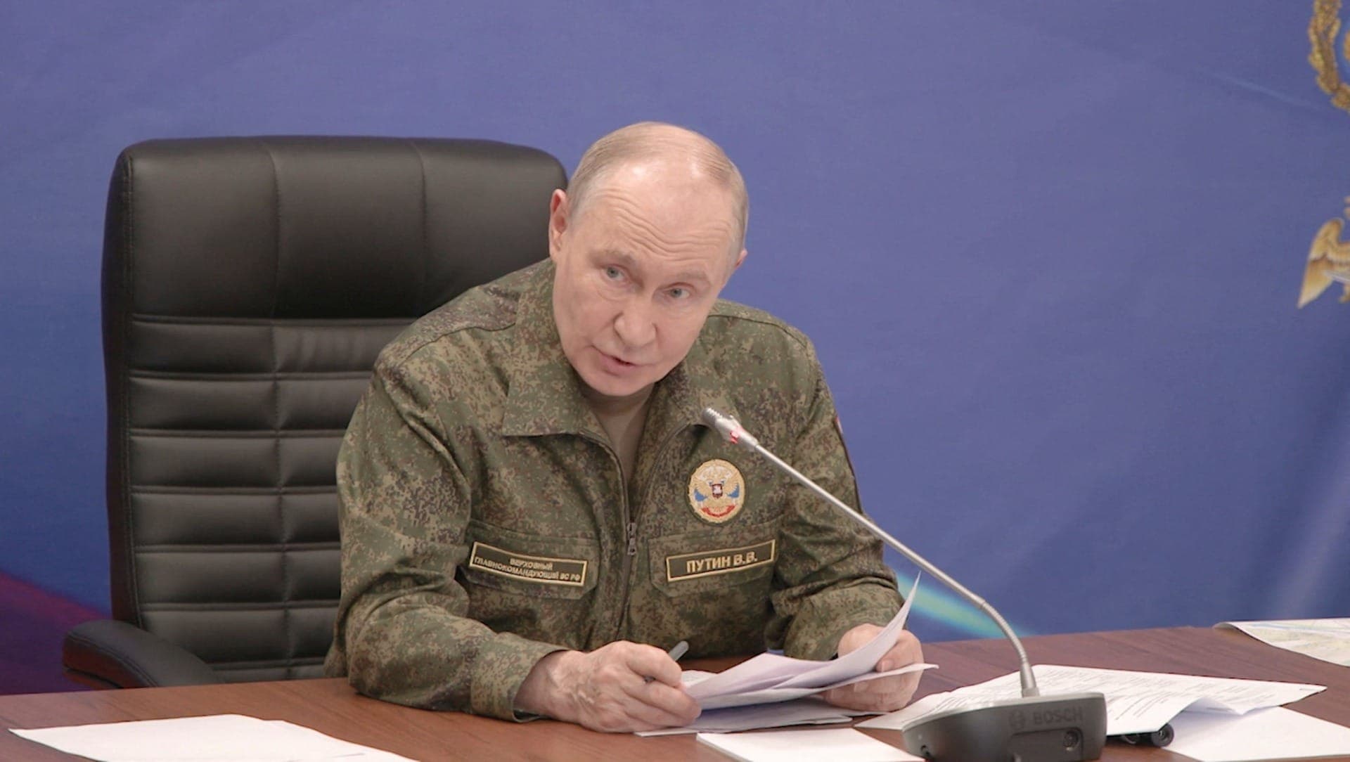 Putin com trajes militares