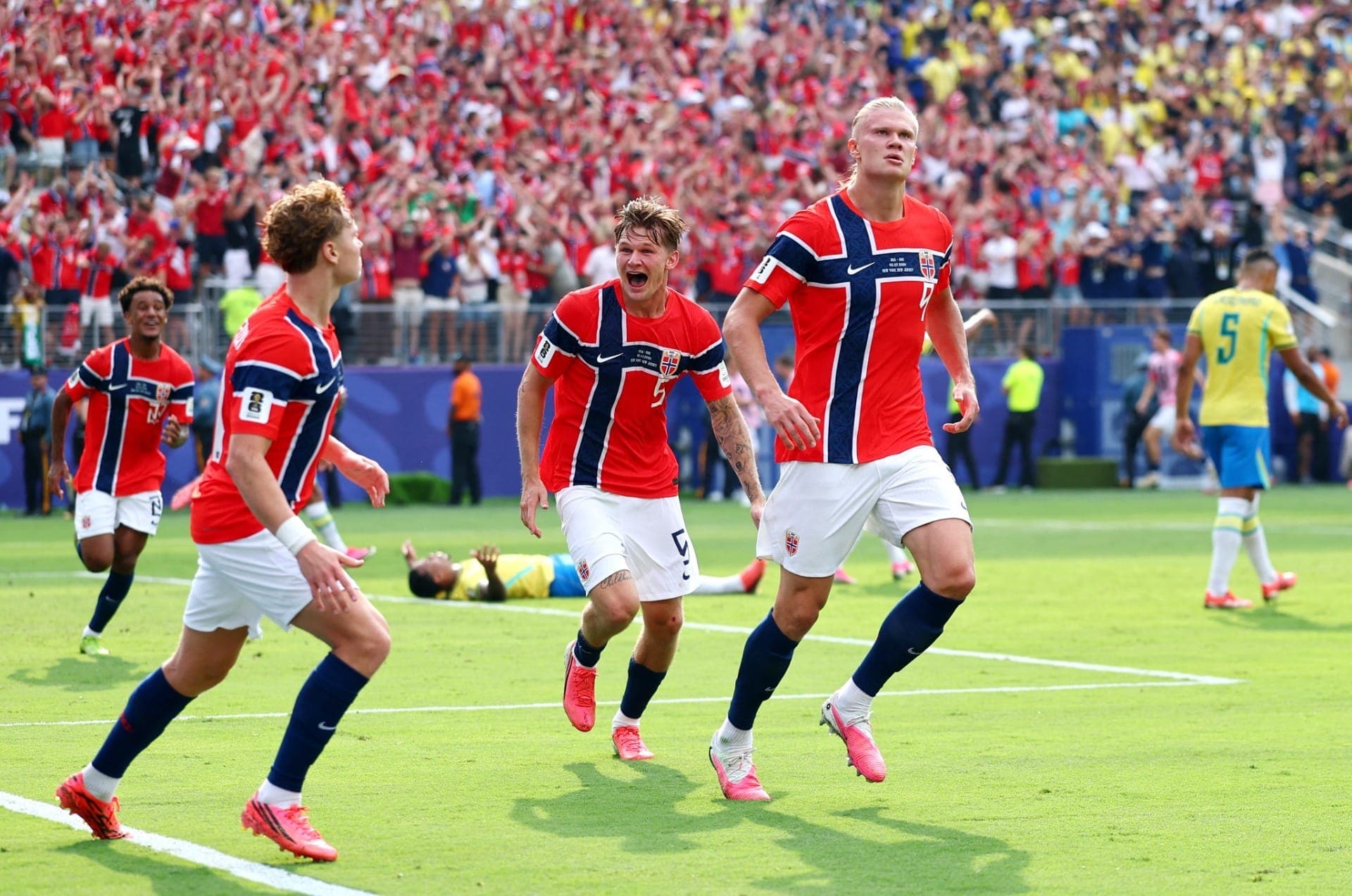 Erling Haaland, da Noruega, comemora seu primeiro gol contra o Brasil