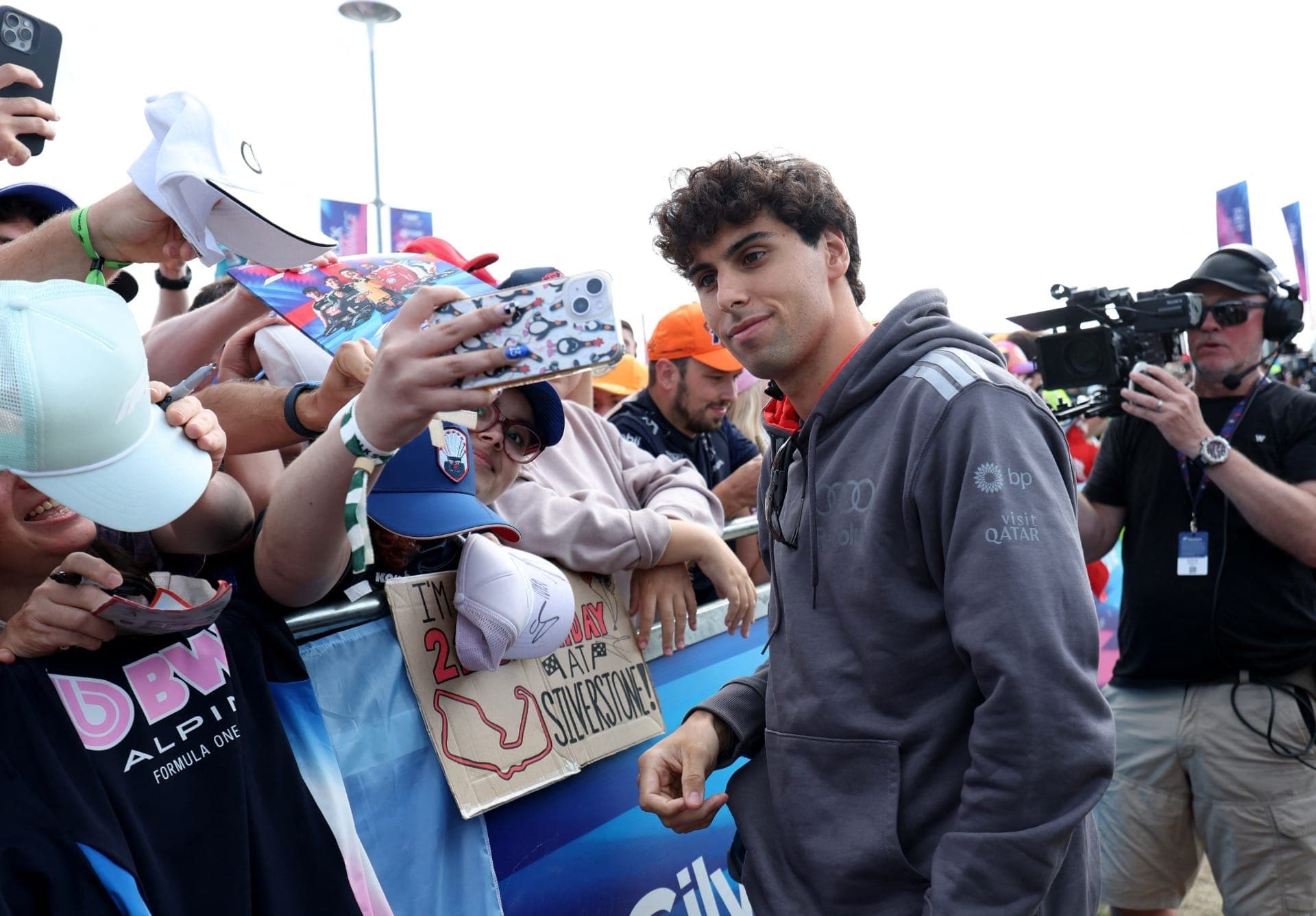 Gabriel Bortoleto atende fãs durante GP da Inglaterra