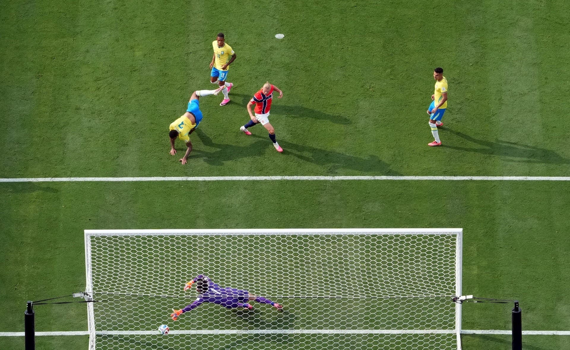 Haaland marca gol de cabeça sobre a Seleção Brasileira