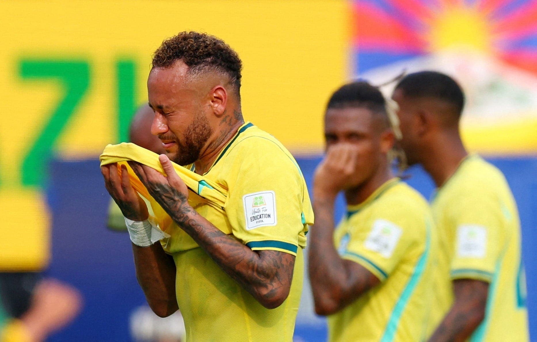 Na última dança pela Seleção em Copa, Neymar faz gol, cria confusão e chora