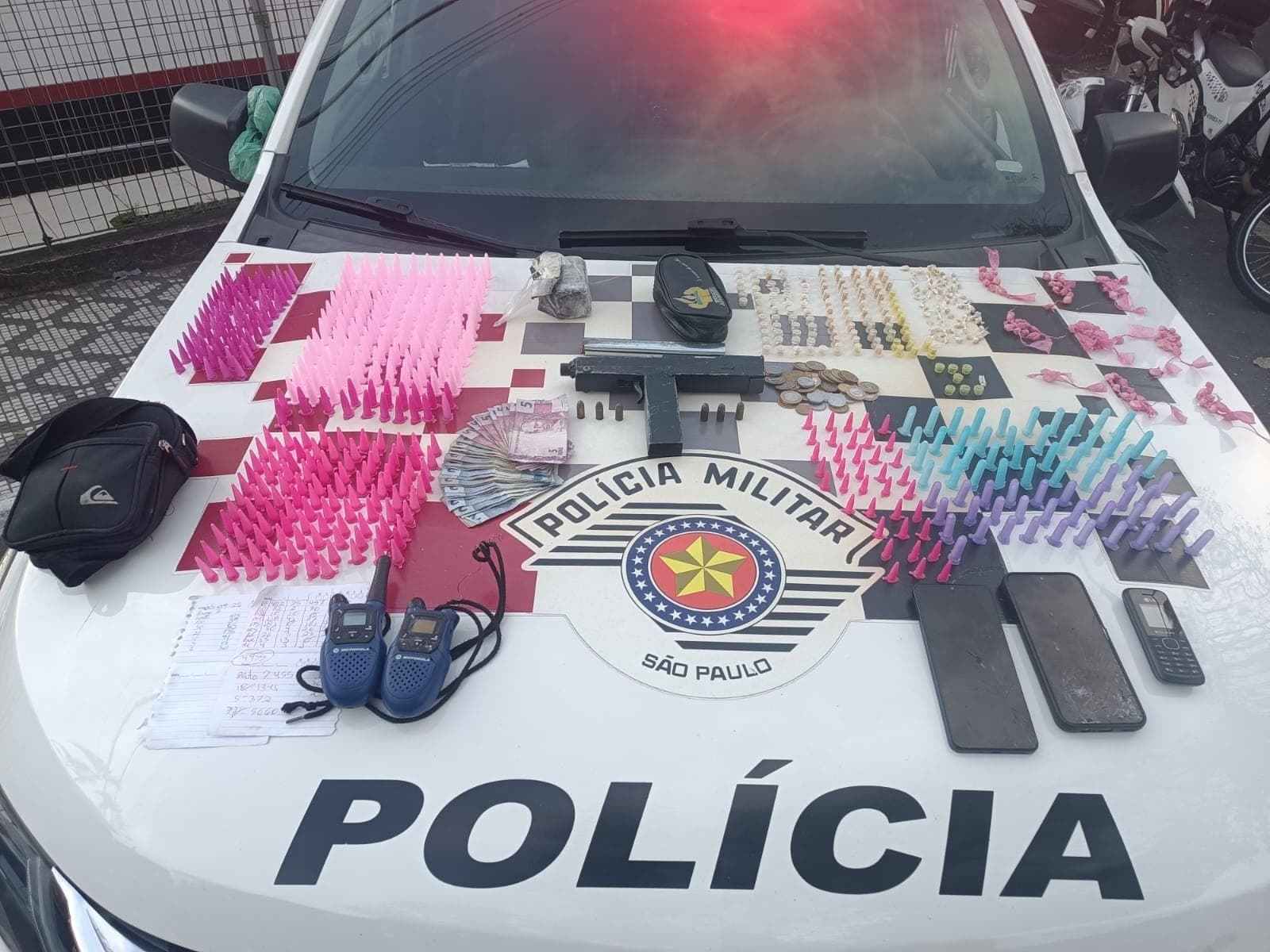 Polícia Militar prende dupla por tráfico de drogas e apreende submetralhadora caseira em Taubaté