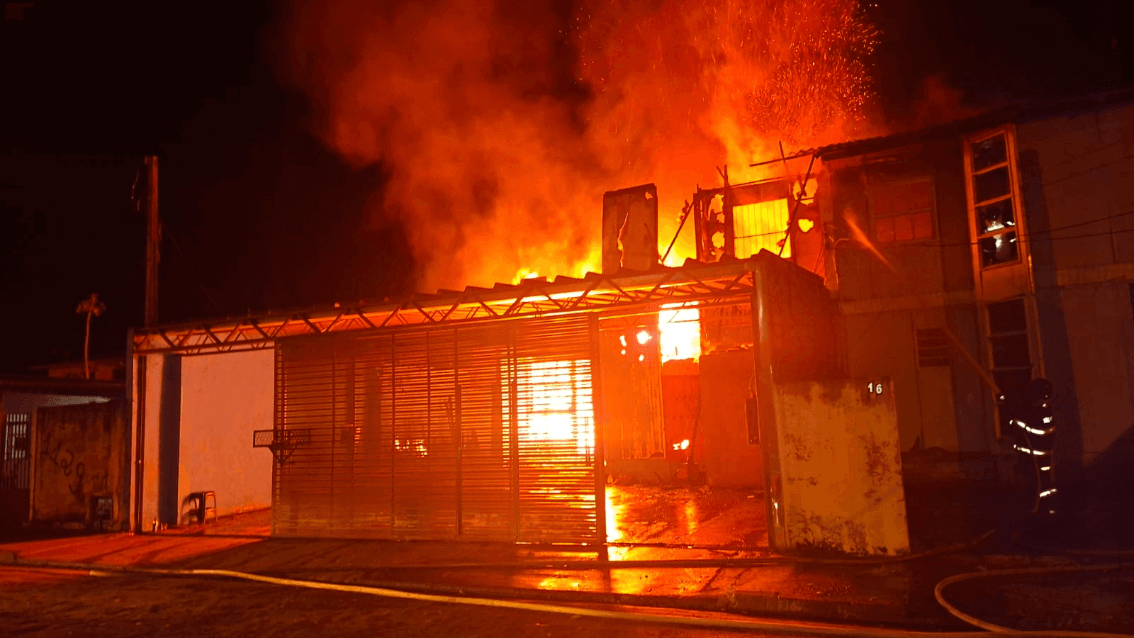 As duas residências foram destruídas no bairro Vila Minas Gerais