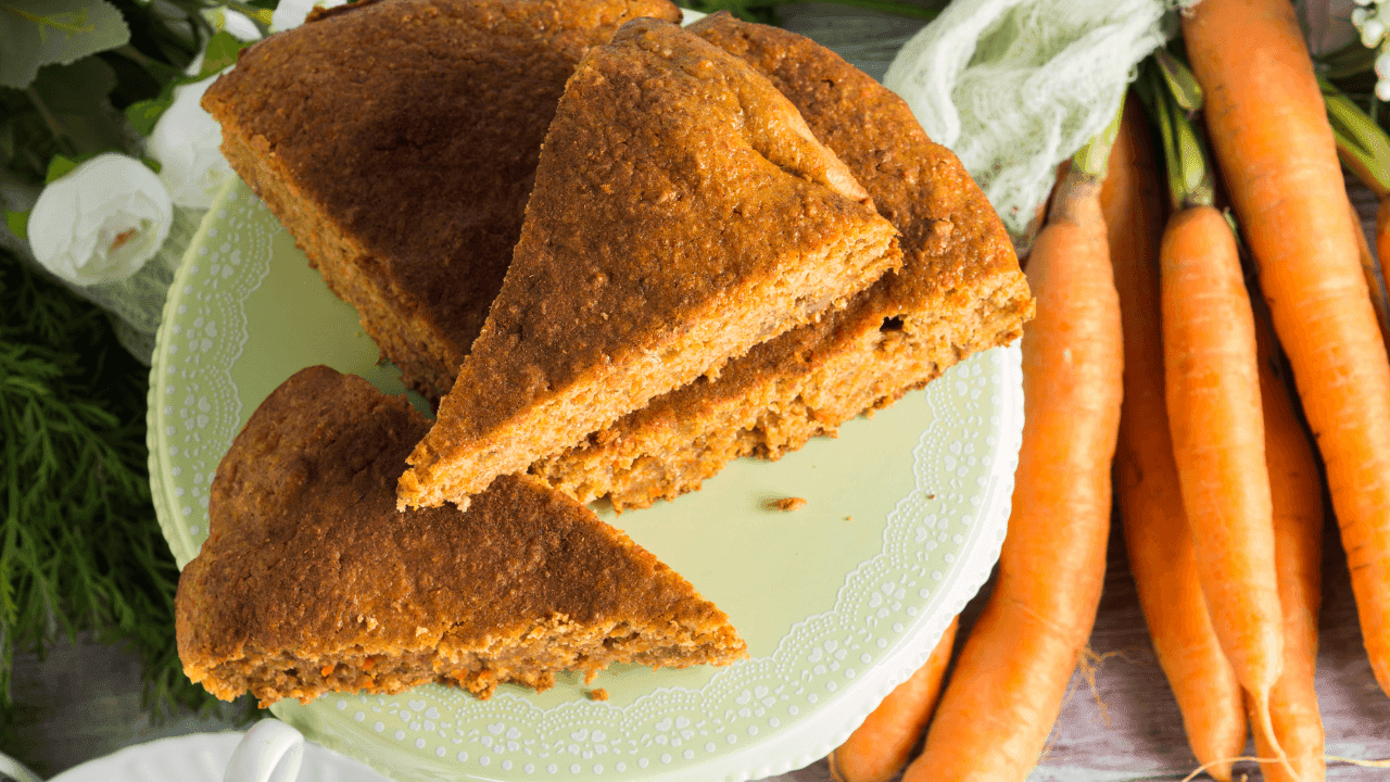Bolo de cenoura com canela e açúcar mascavo