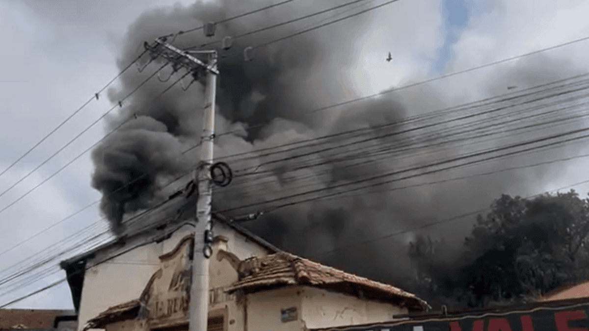 Chamas atingem antigo frigorífico e mobilizam bombeiros em Cruzeiro