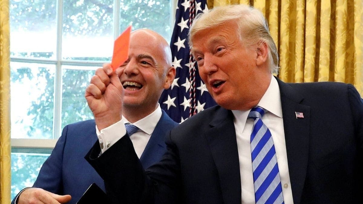 Donald Trump segura cartão vermelho ao lado de Gianni Infantino