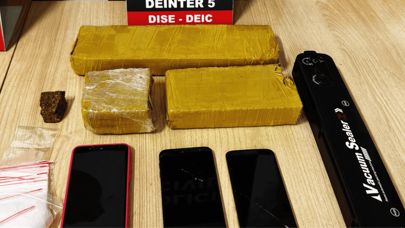 Durante a ação os policiais apreenderam porções de drogas