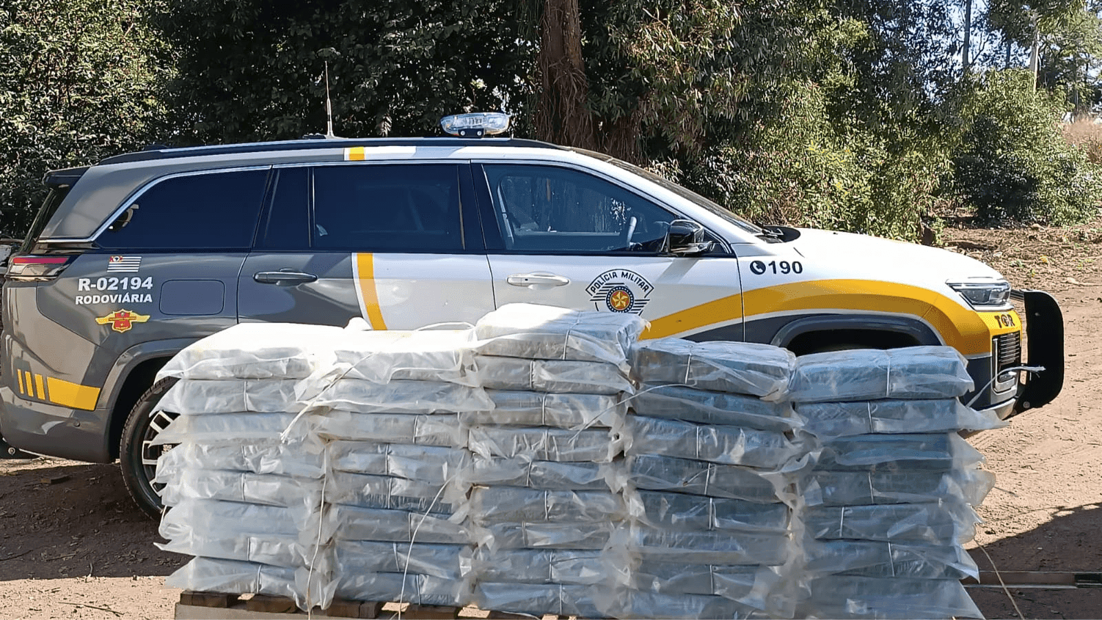 Foram apreendidos 42 quilos da droga em um fundo falso