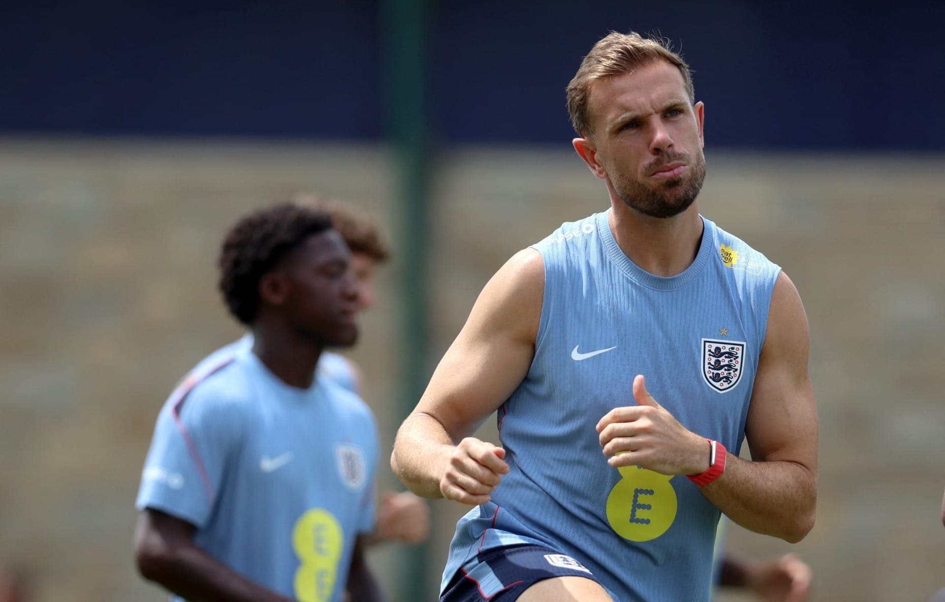 Jordan Henderson, meio-campista da Inglaterra, durante treino