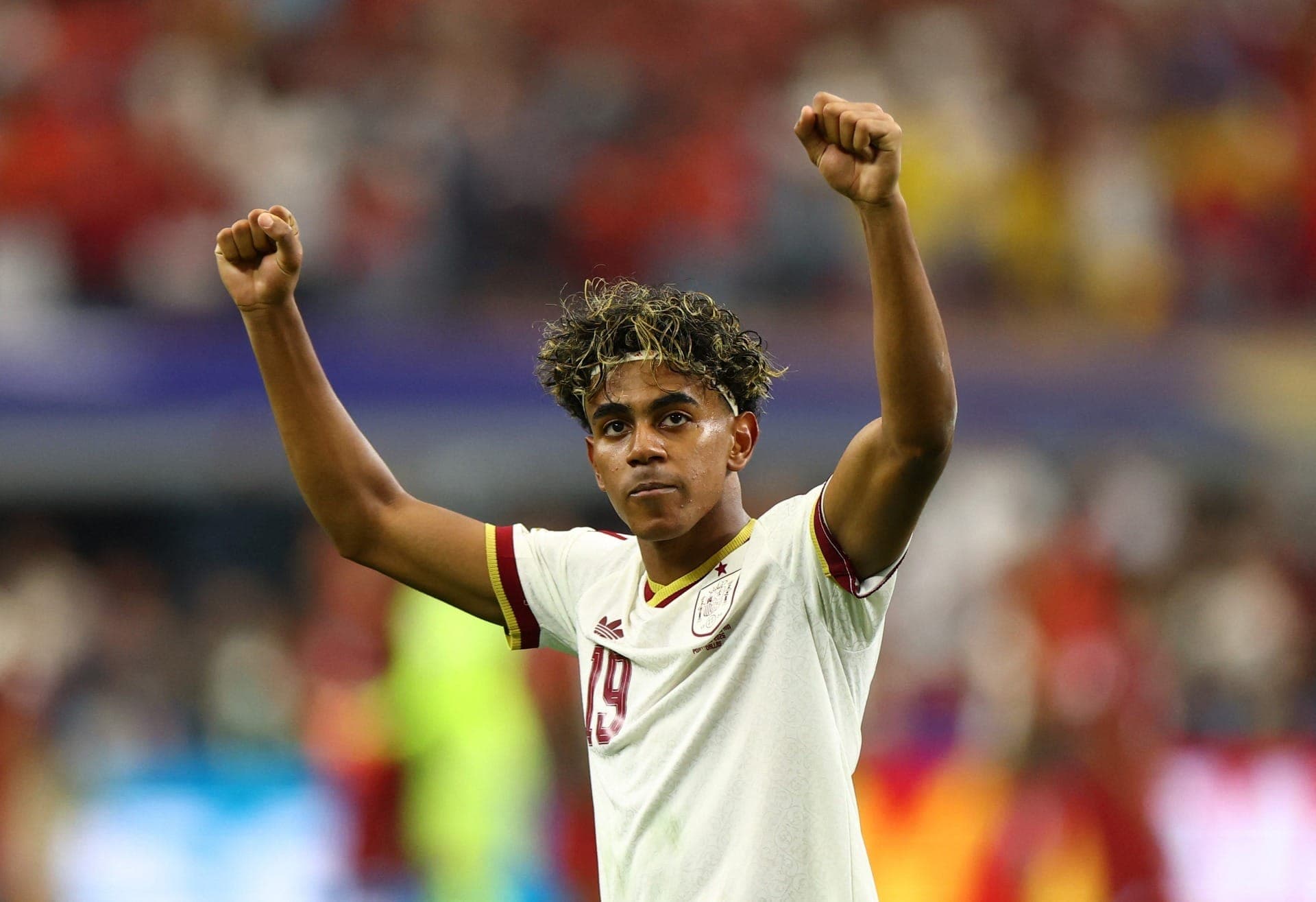 Lamine Yamal, da Espanha, comemora após classificação sobre Portugal
