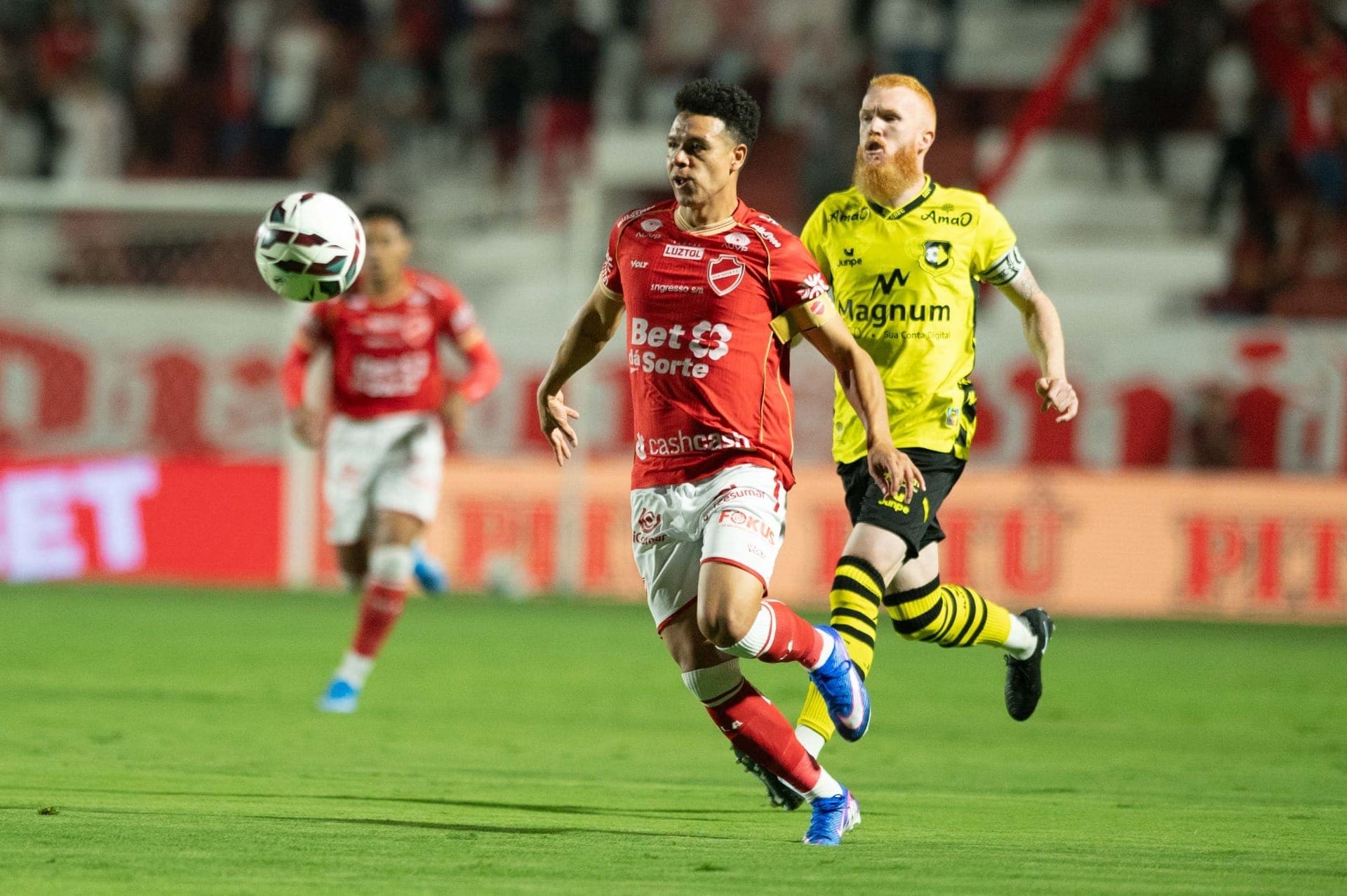 Marquinhos Gabriel, do Vila Nova, em jogo contra o São Bernardo pela Série B