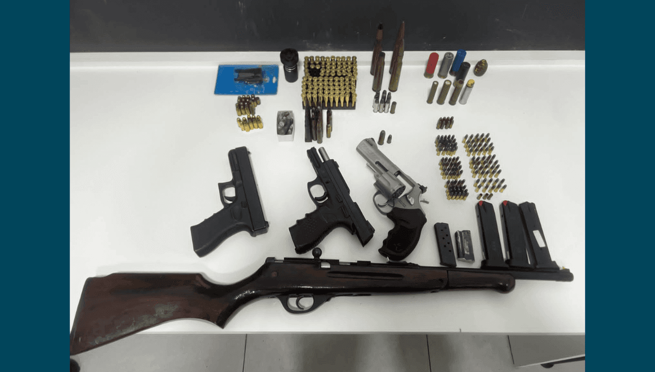 Policiais apreenderam uma pistola, uma espingarda, um revólver e munições