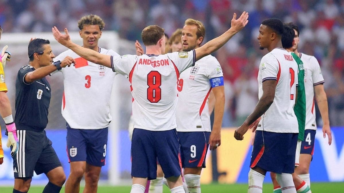 Quansah foi expulso contra o México
