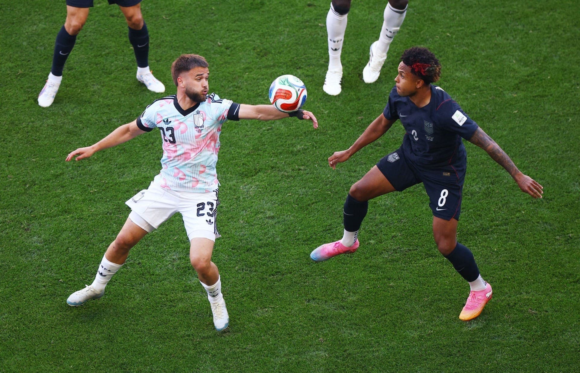 Raskin e McKennie durante Bélgica x EUA
