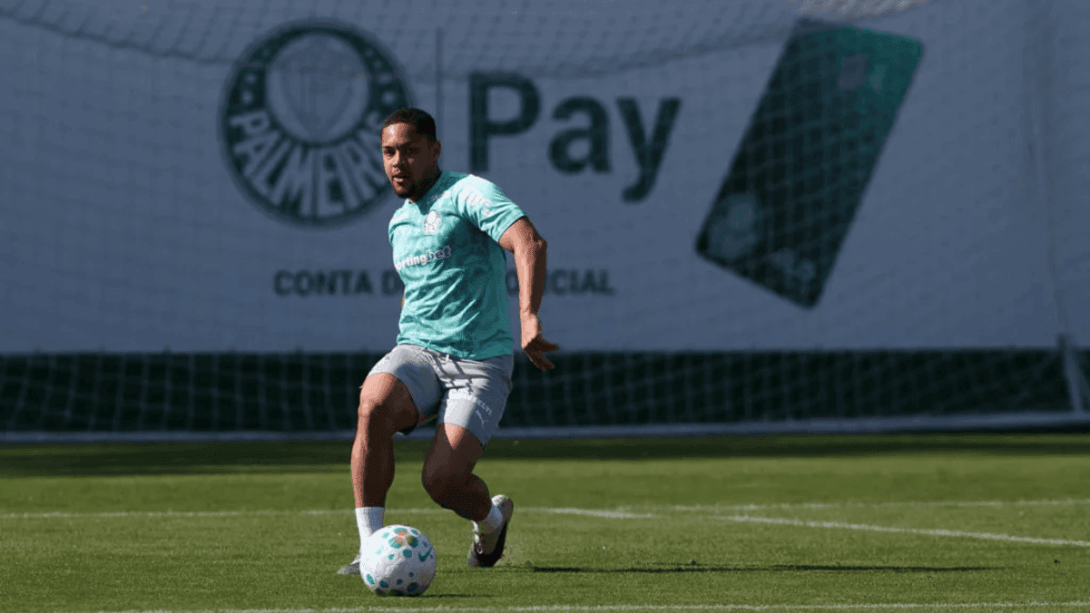 Vitor Roque voltou a treinar com o elenco palmeirense