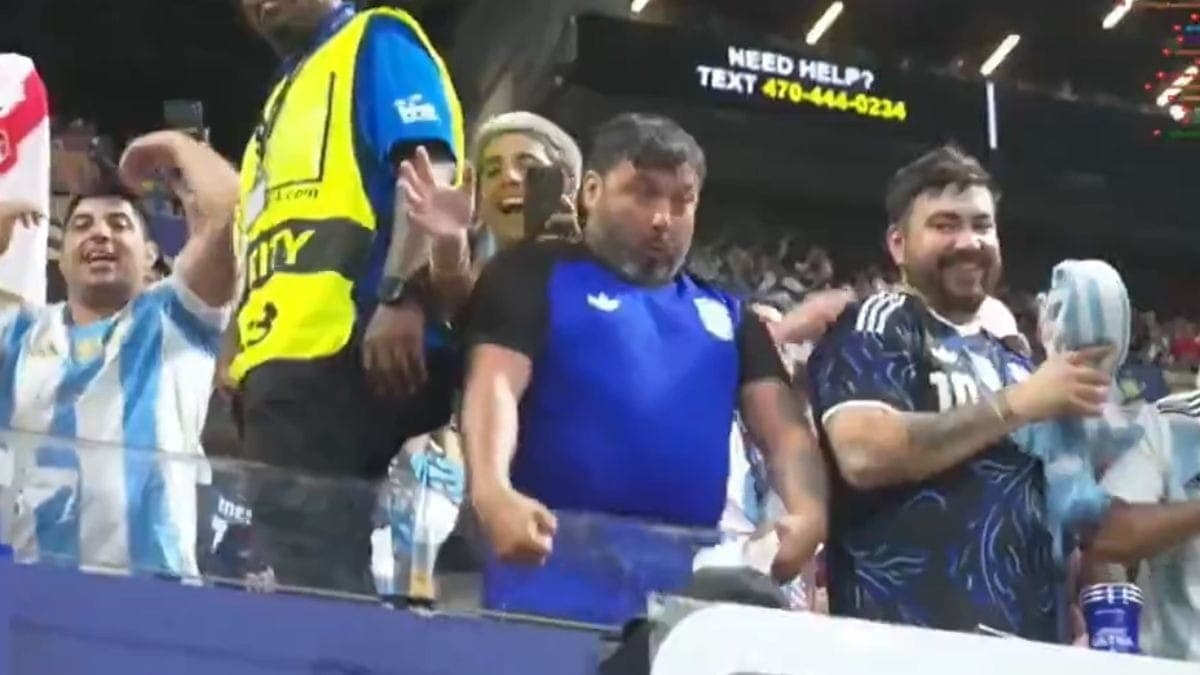 Argentino imitando macaco para Speed durante a partida contra o Egito