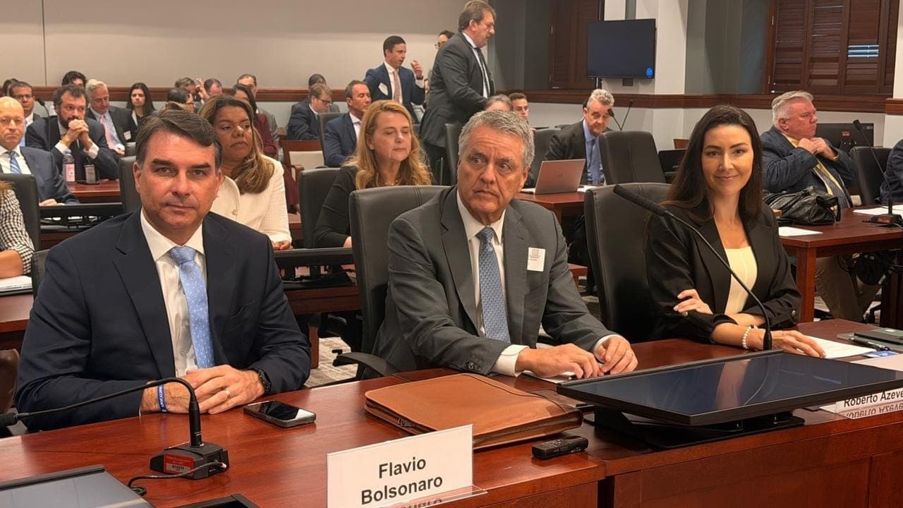 Flávio Bolsonaro durante audiência pública em Washington