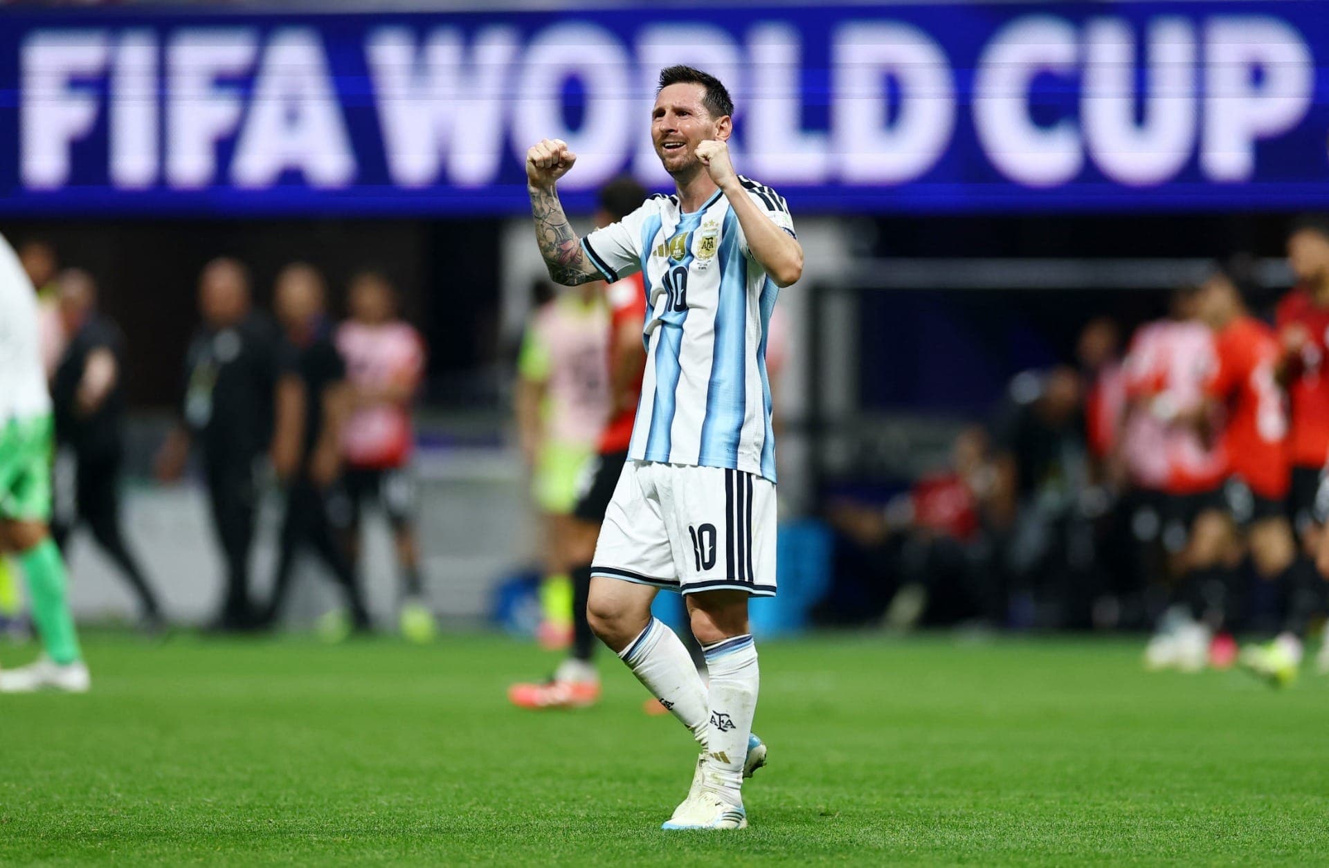 Messi comemora virada contra o Egito
