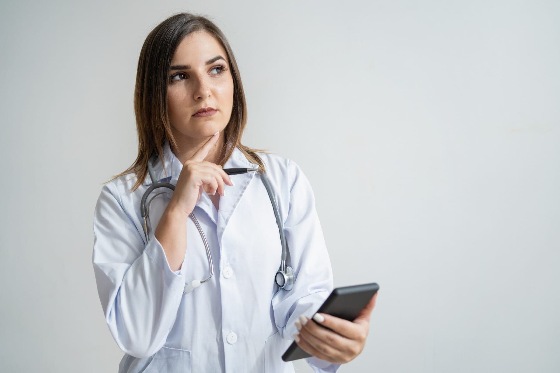 Quem pensa em como escolher Medicina também precisa conhecer o outro lado da profissão