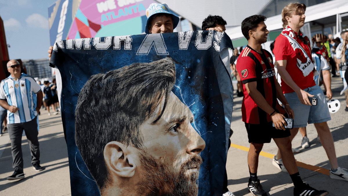 Torcedor da Argentina exibe bandeira com imagem de Messi antes de jogo contra Egito