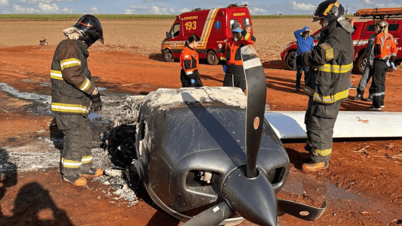 A aeronave pegou fogo ao tocar no solo e o piloto não foi encontrado