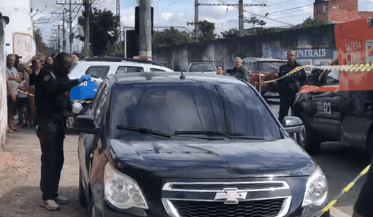 Delegacia de Homicídios da Capital investiga a morte de duas pessoas encontradas dentro de um carro