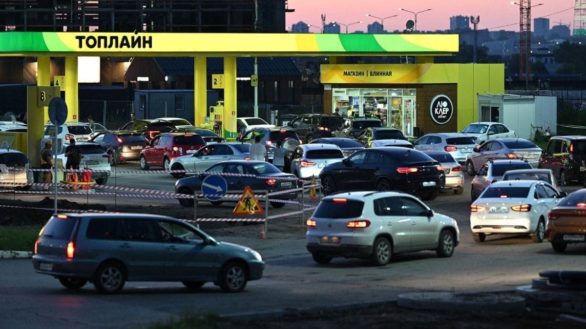 Fila para abastecer em um posto de gasolina na Rússia