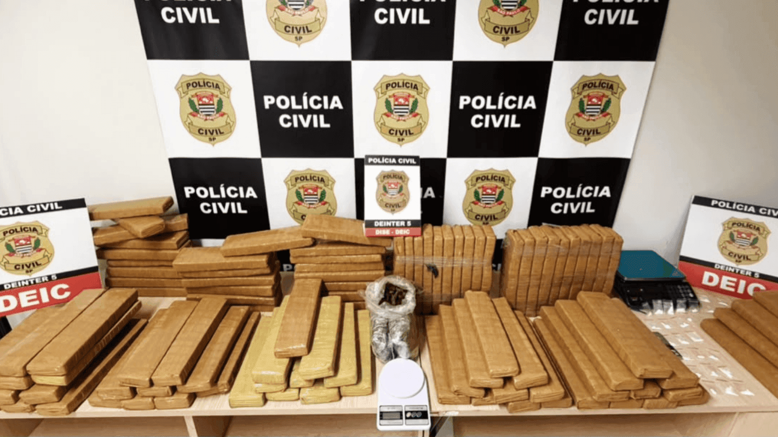 Foi desarticulada uma “Casa Bomba” e apreendidos 120 quilos de maconha