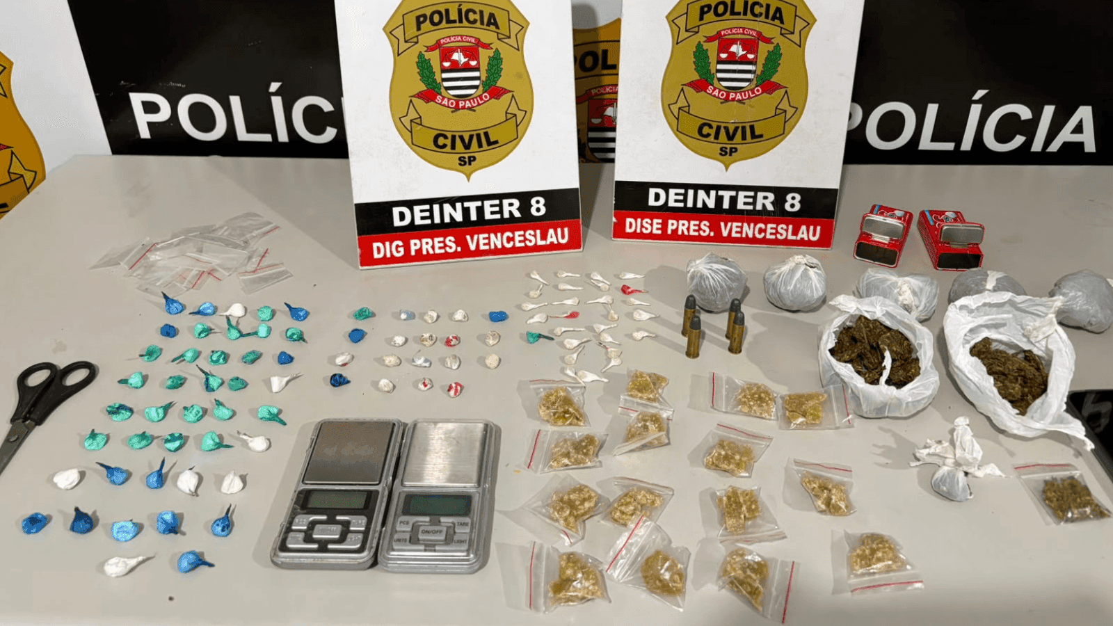 Foram apreendidas porções de maconha, cocaína e crack