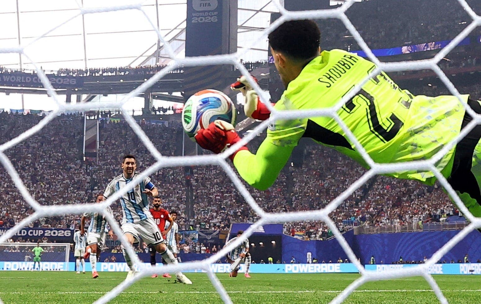 Goleiro egípcio Mostafa Shoubir defende o pênalti desperdiçado pelo argentino Lionel Messi