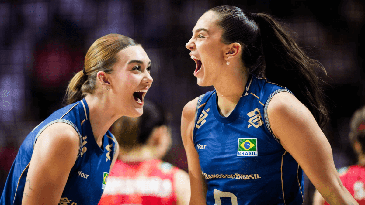 Jogadoras do Brasil comemoram vitória sobre Japão na Liga das Nações de Vôlei